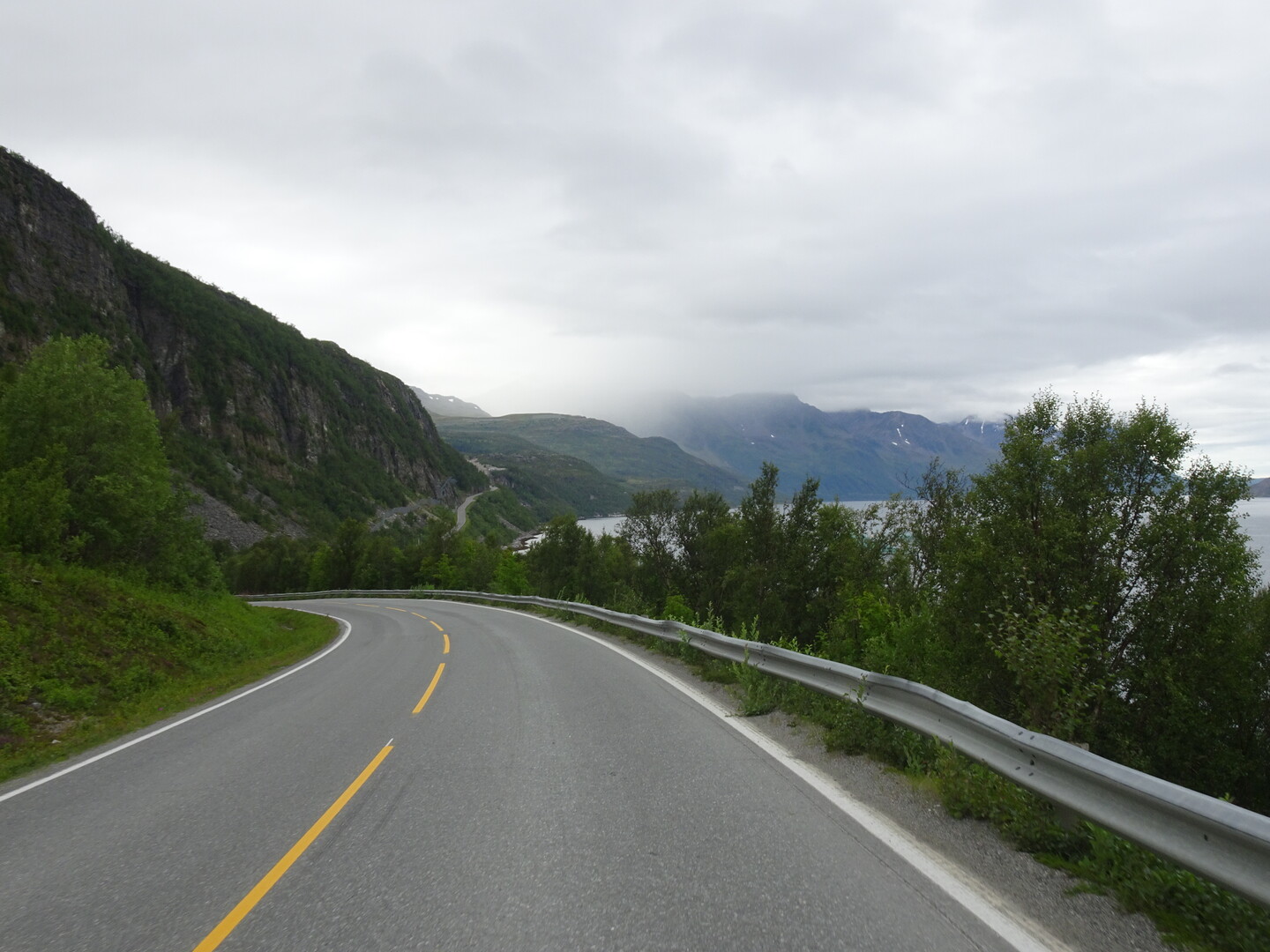 Die Ostanfahrt ist zunächst noch wellig in unmittelbarer Fjordnähe.