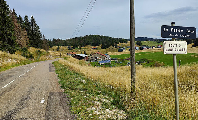 Das Landschaftsbild bei der Passhöhe.