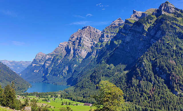 Ostrampe von Glarus: Nochmals der Klöntalersee mit der beeindruckenden Bergkulisse.