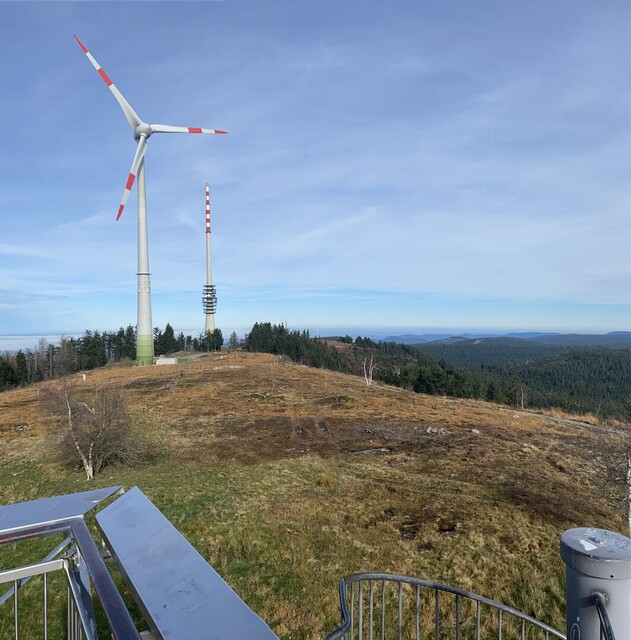 Blick vom Bismarckturm zum Windrad Richtung Kleine Grinde