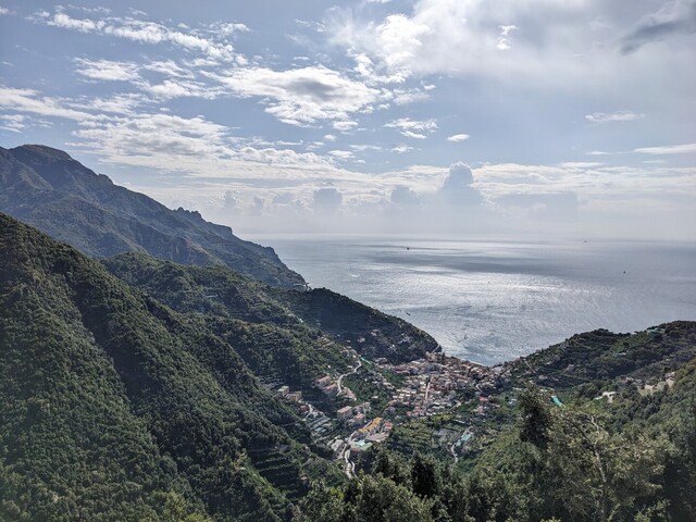 Blick zurück in der Südwestauffahrt auf die Amalfiküste und auf Minori am Talausgang
