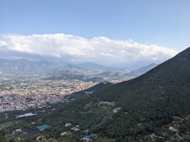 Kurz unterhalb des Passes. Rechts im Bild erhebt sich der Monte di Chiunzi, im Hintergrund zeigen sich die ersten Hügel, die die Vesuv-Tiefebene begrenzen.