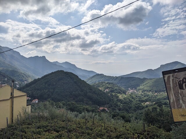 Blick über die Hügellandschaft zwischen den beiden Südauffahrten von der Auffahrt von Maiori