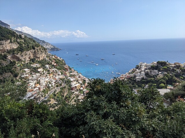 Bereits zum Einstieg in die Auffahrt offenbaren sich schöne Blicke über Positano und Amalfi...