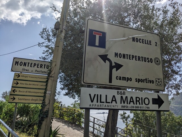 Der Weg führt an dem Ortsteil Montepertuso vorbei, wir wollen aber bis zum Wanderparkplatz von Nocelle und halten uns hier links