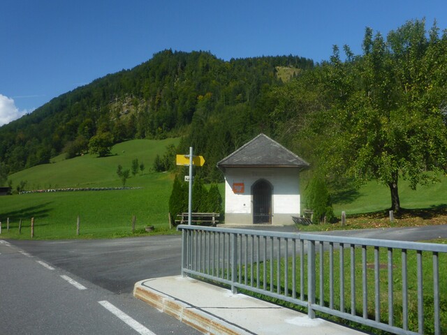 die kleine Kapelle vor dem Pestkogel (857 m) in der Abfahrt nach St. Gallen
