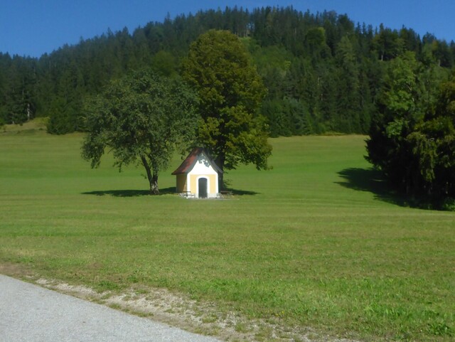 die kleine Kapelle am Sattel