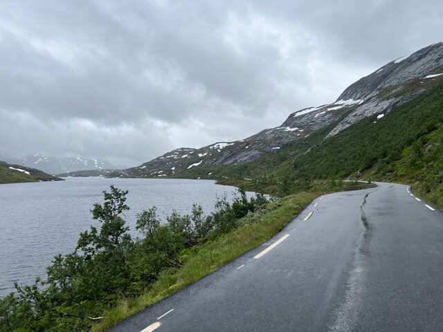 Nystølsvatnet, ganz hinten ist der höchste Punkt der Auffahrt zu erkennen.