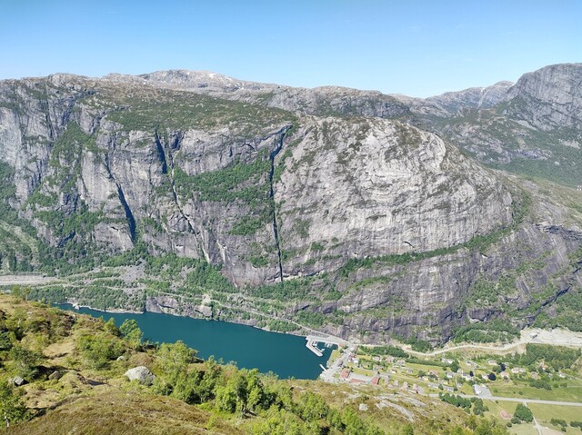 ... und auf dem Fjord mit Kehranleger.