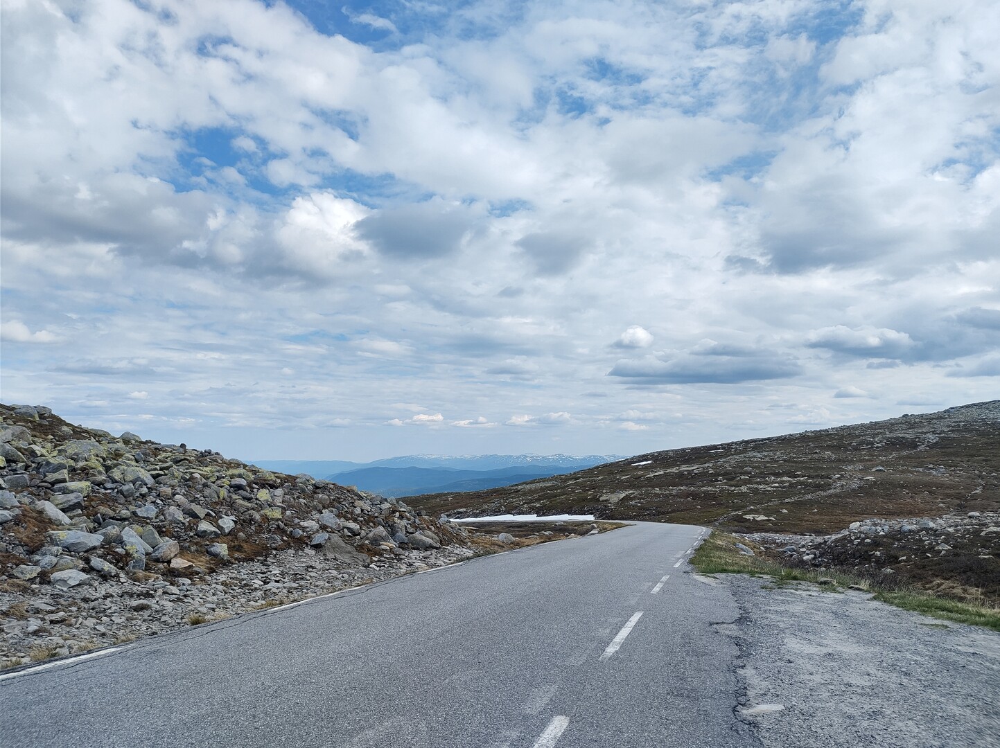 Blick zurück auf die Berge jenseits des Tals und Richtung Hardangervidda.