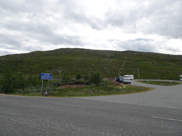 Der Parkplatz an der Passhöhe mit dem benachbarten Hügel Leutsuvaara (743 m).
