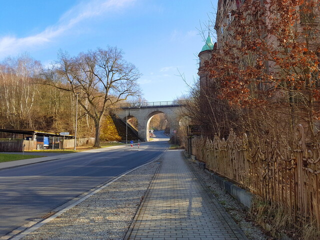 Start in Arzberg, Brücke der Bahnstrecke Marktredwitz–Cheb. Rechts die Schumannvilla.