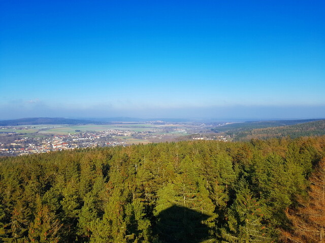 Oben auf dem Aussichtsturm, Blick nach Nordosten: Arzberg, Schirnding, Egerbecken.