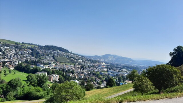 Blick zurück auf Kriens und Luzern. Am Gegenhang der Sonnenberg. 