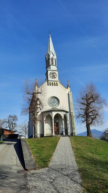Kapelle St. Jost. Links daran vorbei geht es noch 20 hm zum Asphaltende. 