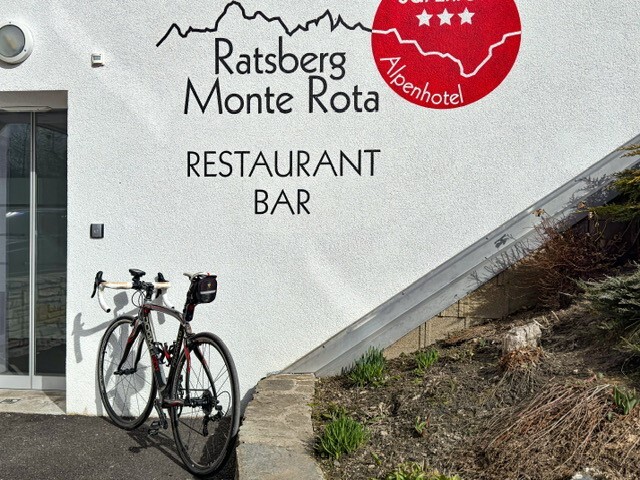 Oben angekommen sollte man auf der Terrasse des Hotel Ratsberg einkehren. Hier hat man einen wunderbaren Ausblick.