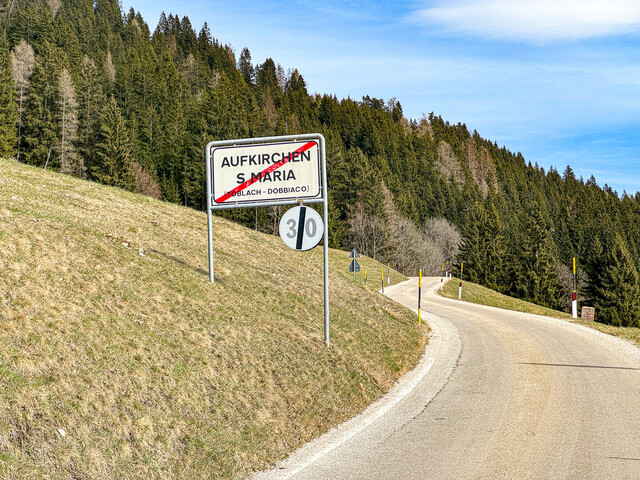 Am Ende von Aufkirchen führt die Straße zum Ratsberg (Sackgasse). 