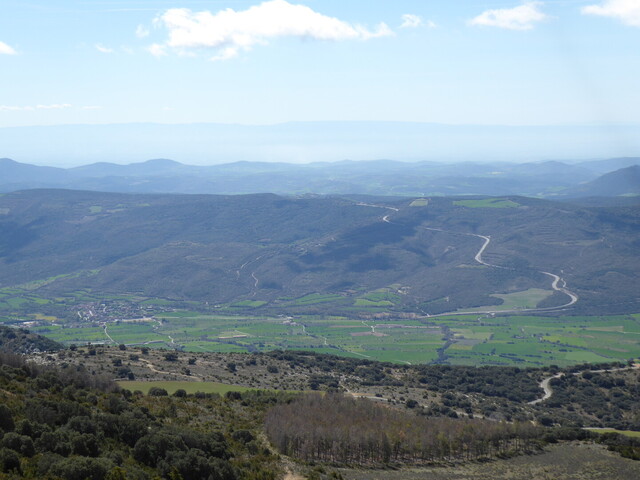 Blick auf Àger von fast oben, zu erkennen ist auch die Straße nach Balaguer über den Port d'Àger.